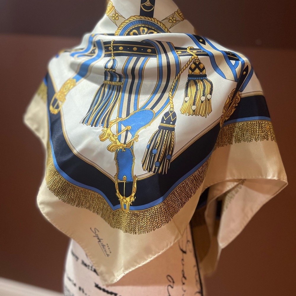 Beautiful Vintage Silk Scarf, Size 34x34 inches